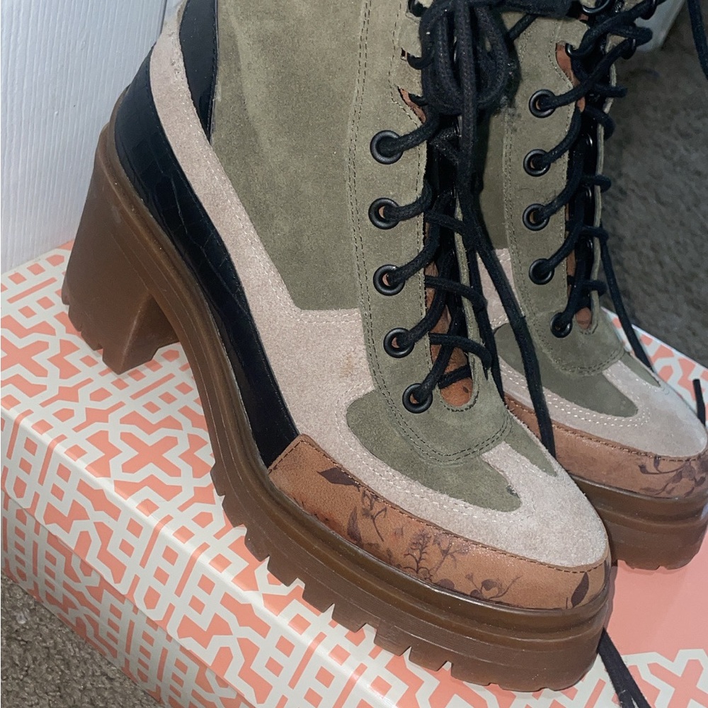 Boots - Picture 3 of 5